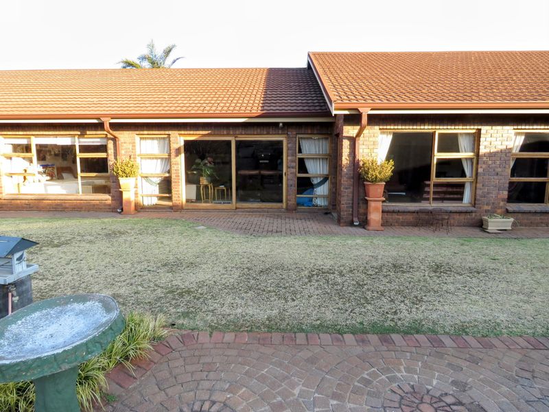 Stunning Family Home with Flatlet, Pool & Excellent Security - Photo 8