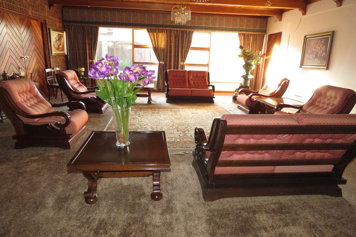 Stunning Family Home with Flatlet, Pool & Excellent Security - Photo 3