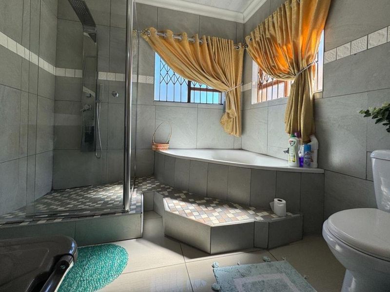 4 Bedroom House for Sale in Bendor - Photo 9