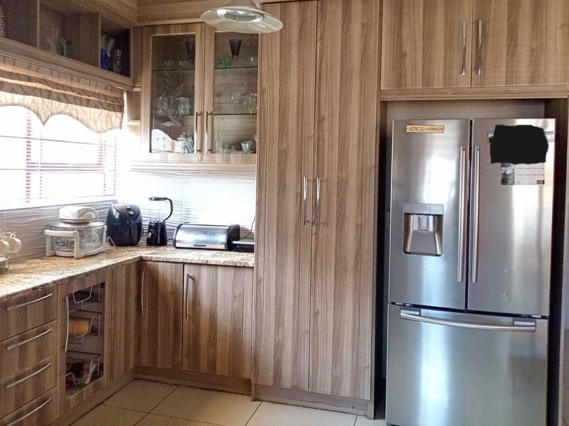 4 Bedroom House for Sale in Bendor - Photo 6