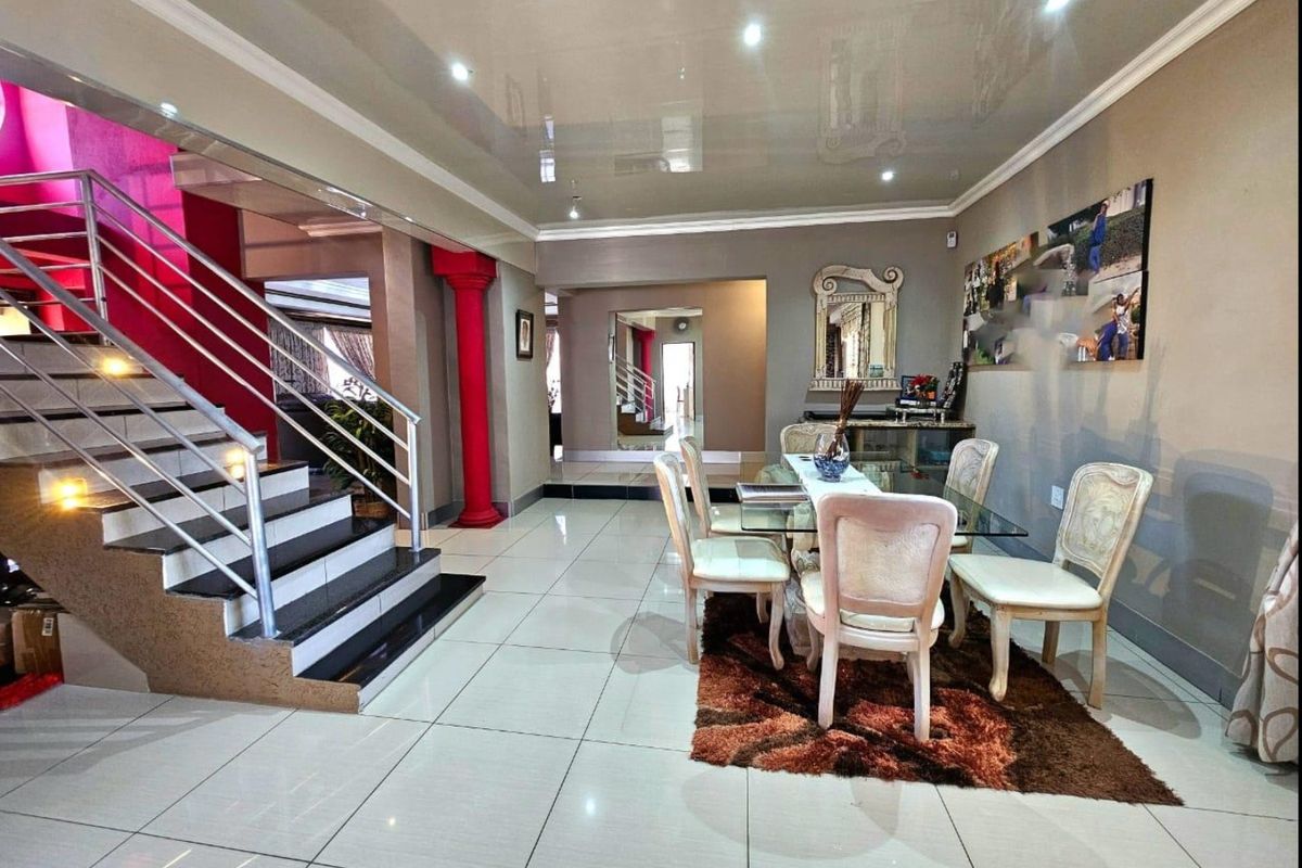 4 Bedroom House for Sale in Bendor - Photo 2