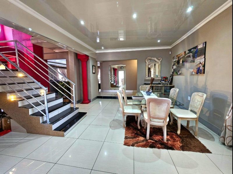 4 Bedroom House for Sale in Bendor - Photo 2