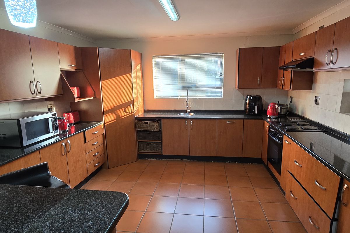 4 Bedroom House for Sale in Eagles Crest - Photo 5