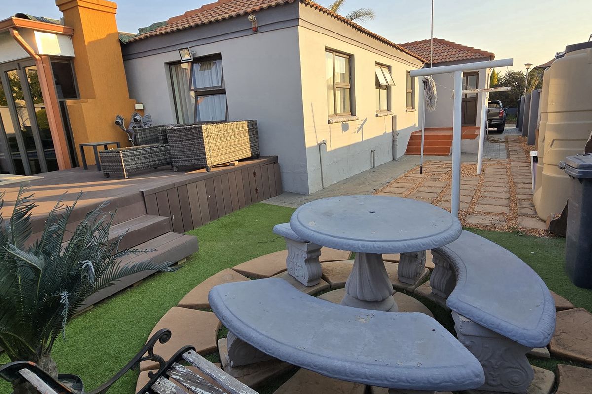 4 Bedroom House for Sale in Eagles Crest - Photo 2