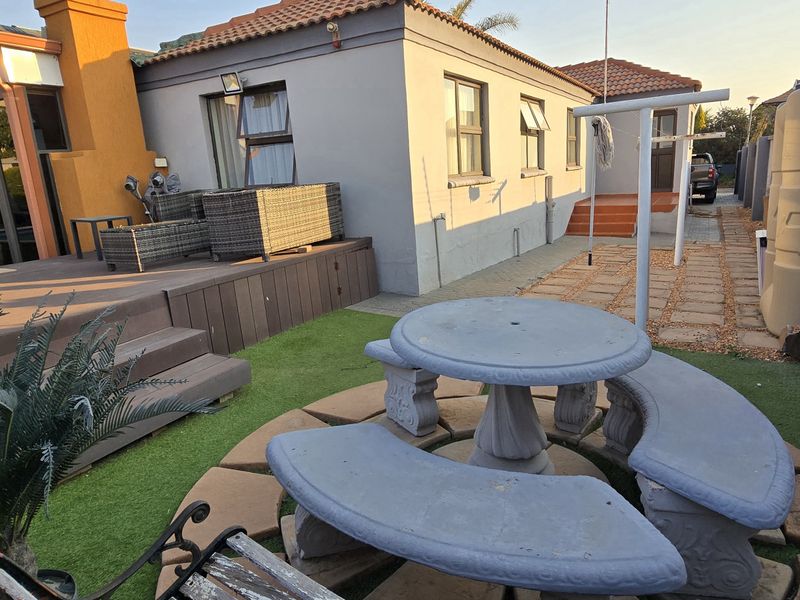 4 Bedroom House for Sale in Eagles Crest - Photo 2