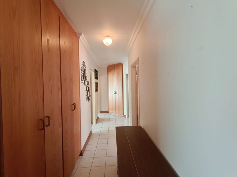 MASSIVE TOWNHOUSE - Perfect Price! - Photo 7