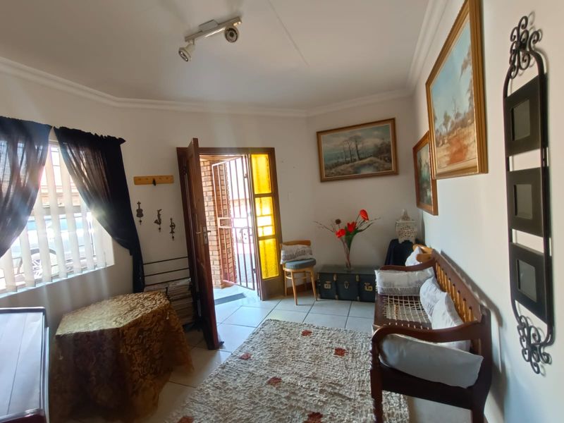 MASSIVE TOWNHOUSE - Perfect Price! - Photo 6