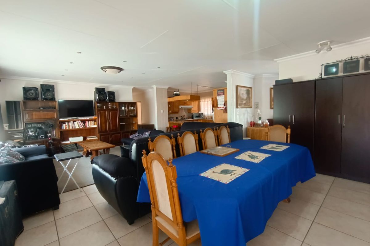 MASSIVE TOWNHOUSE - Perfect Price! - Photo 5