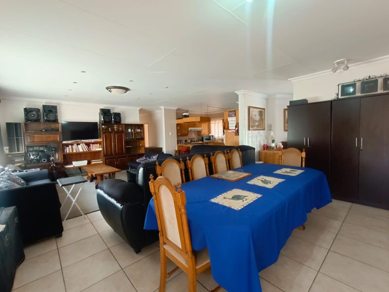 MASSIVE TOWNHOUSE - Perfect Price! - Photo 5