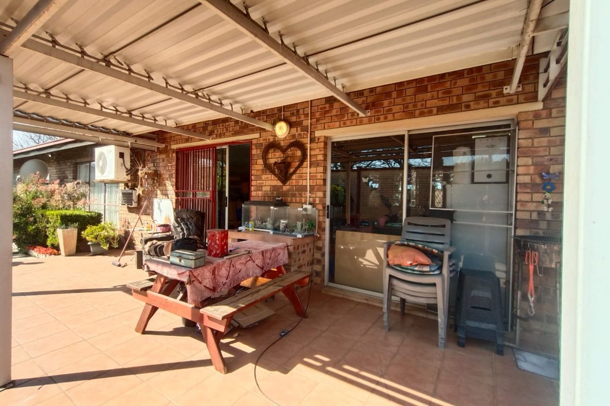 MASSIVE TOWNHOUSE - Perfect Price! - Photo 2