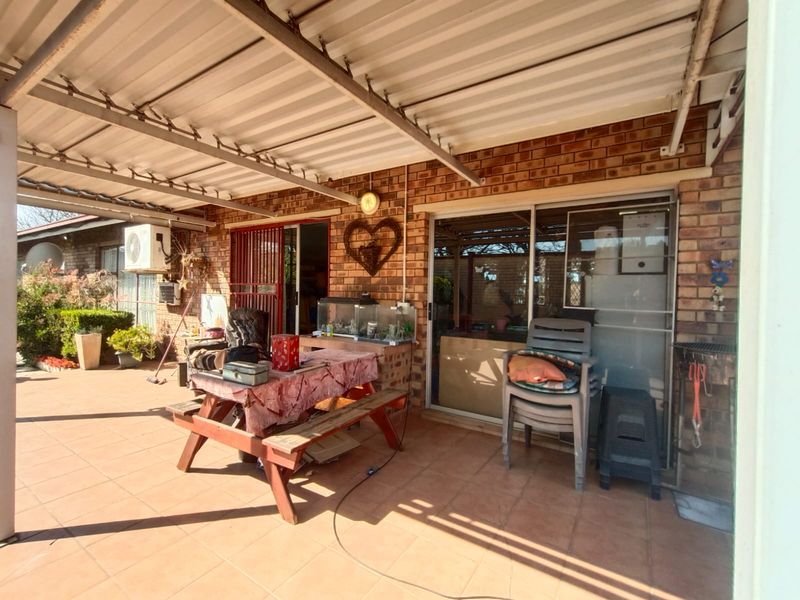 MASSIVE TOWNHOUSE - Perfect Price! - Photo 2