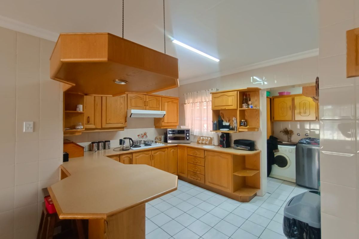 MASSIVE TOWNHOUSE - Perfect Price! - Photo 3