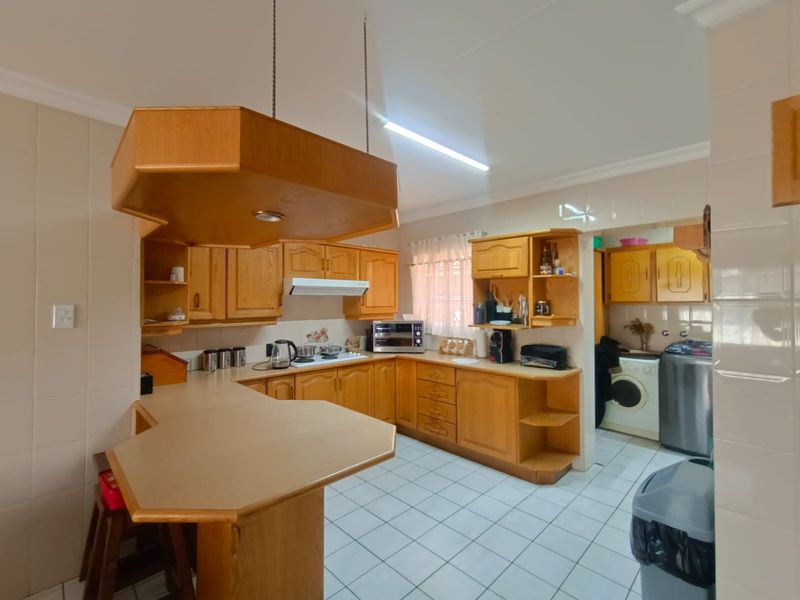 MASSIVE TOWNHOUSE - Perfect Price! - Photo 3