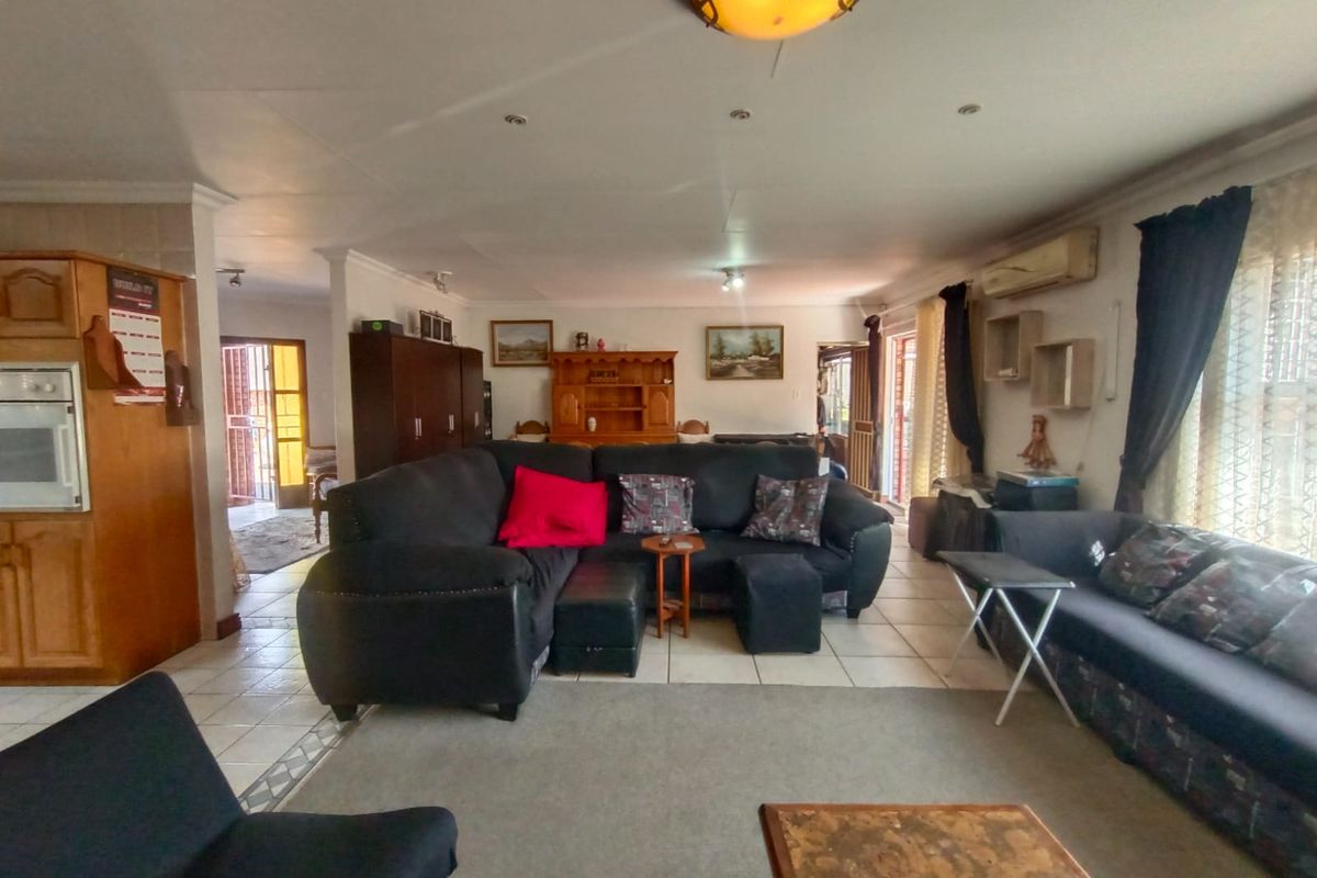 MASSIVE TOWNHOUSE - Perfect Price! - Photo 4