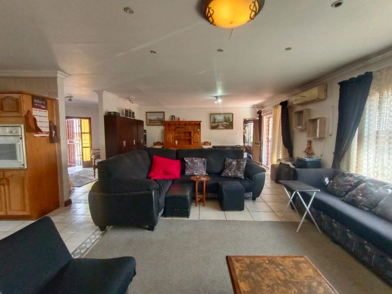 MASSIVE TOWNHOUSE - Perfect Price! - Photo 4