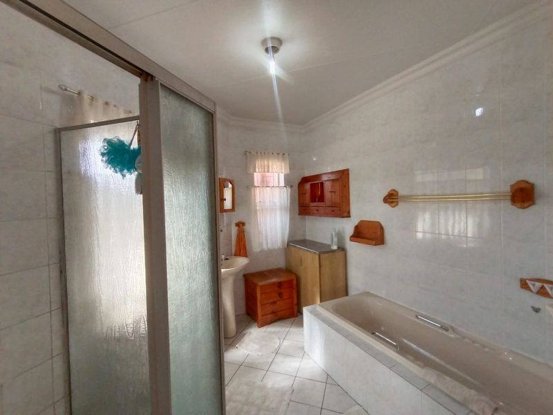 MASSIVE TOWNHOUSE - Perfect Price! - Photo 10