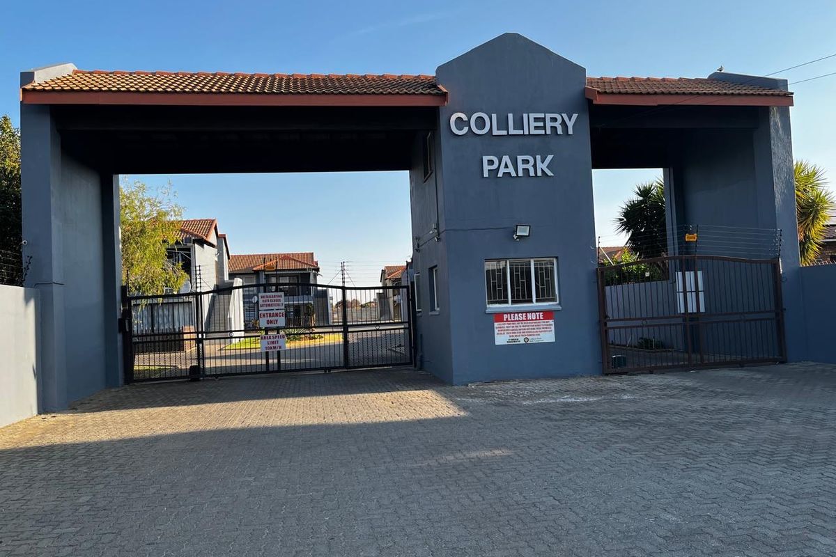 Stunning 2 bedroom upstairs unit in Rand Collier complex,Denneoord ext9 - Photo 2