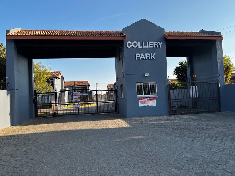 Stunning 2 bedroom upstairs unit in Rand Collier complex,Denneoord ext9 - Photo 2