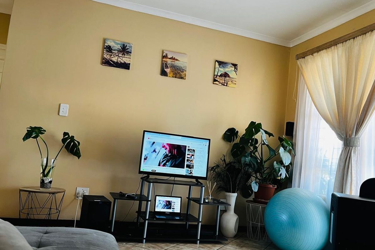 Stunning 2 bedroom upstairs unit in Rand Collier complex,Denneoord ext9 - Photo 3