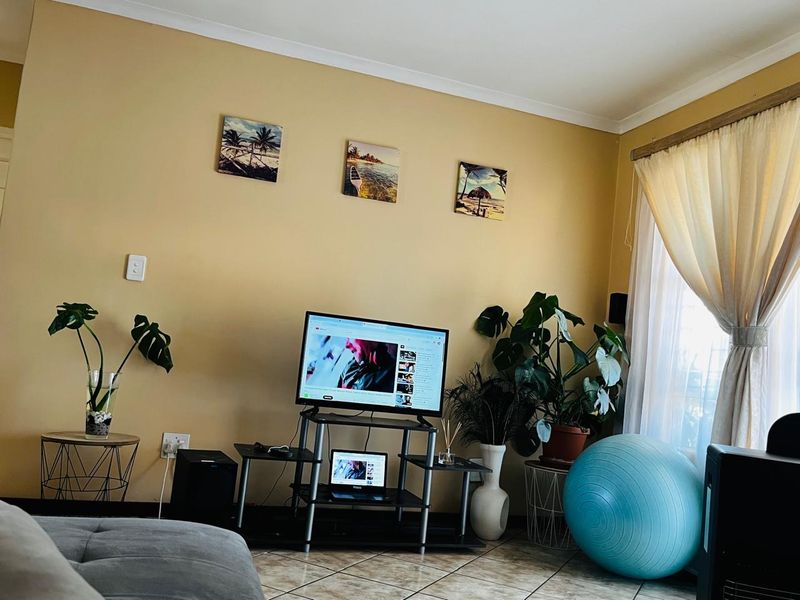 Stunning 2 bedroom upstairs unit in Rand Collier complex,Denneoord ext9 - Photo 3