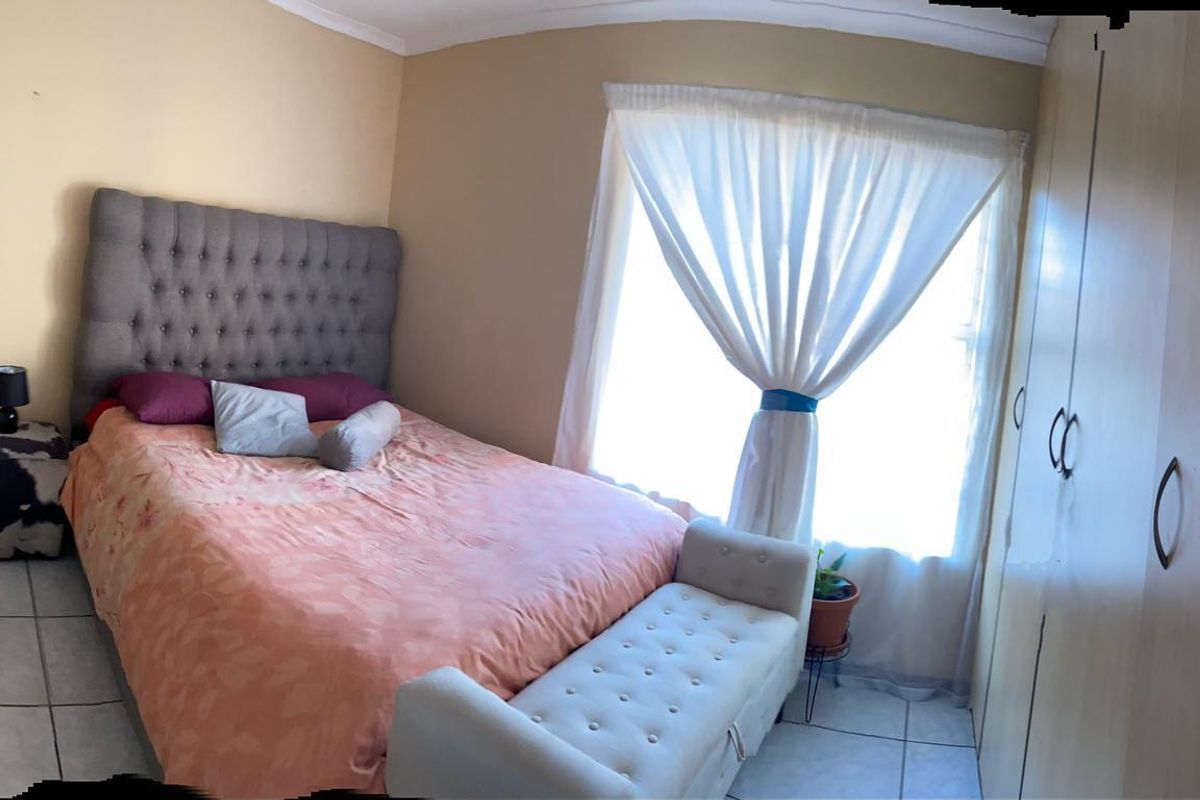 Stunning 2 bedroom upstairs unit in Rand Collier complex,Denneoord ext9 - Photo 4
