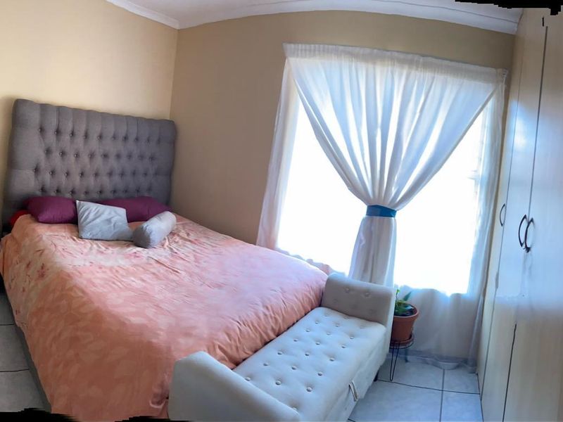 Stunning 2 bedroom upstairs unit in Rand Collier complex,Denneoord ext9 - Photo 4