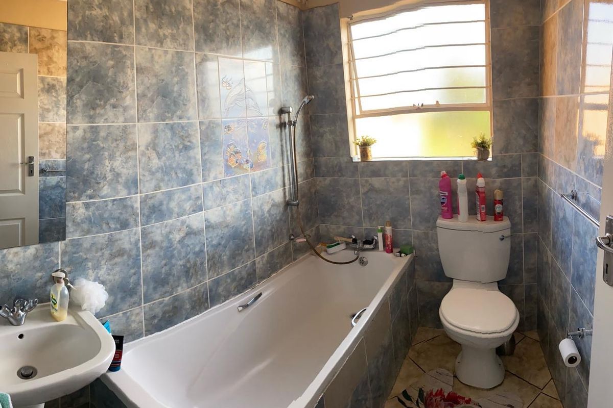 Stunning 2 bedroom upstairs unit in Rand Collier complex,Denneoord ext9 - Photo 5