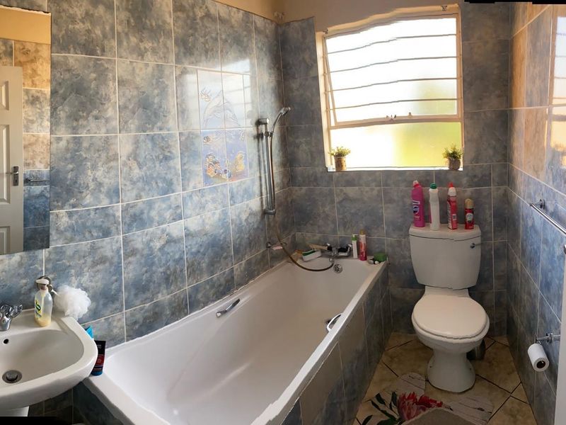 Stunning 2 bedroom upstairs unit in Rand Collier complex,Denneoord ext9 - Photo 5