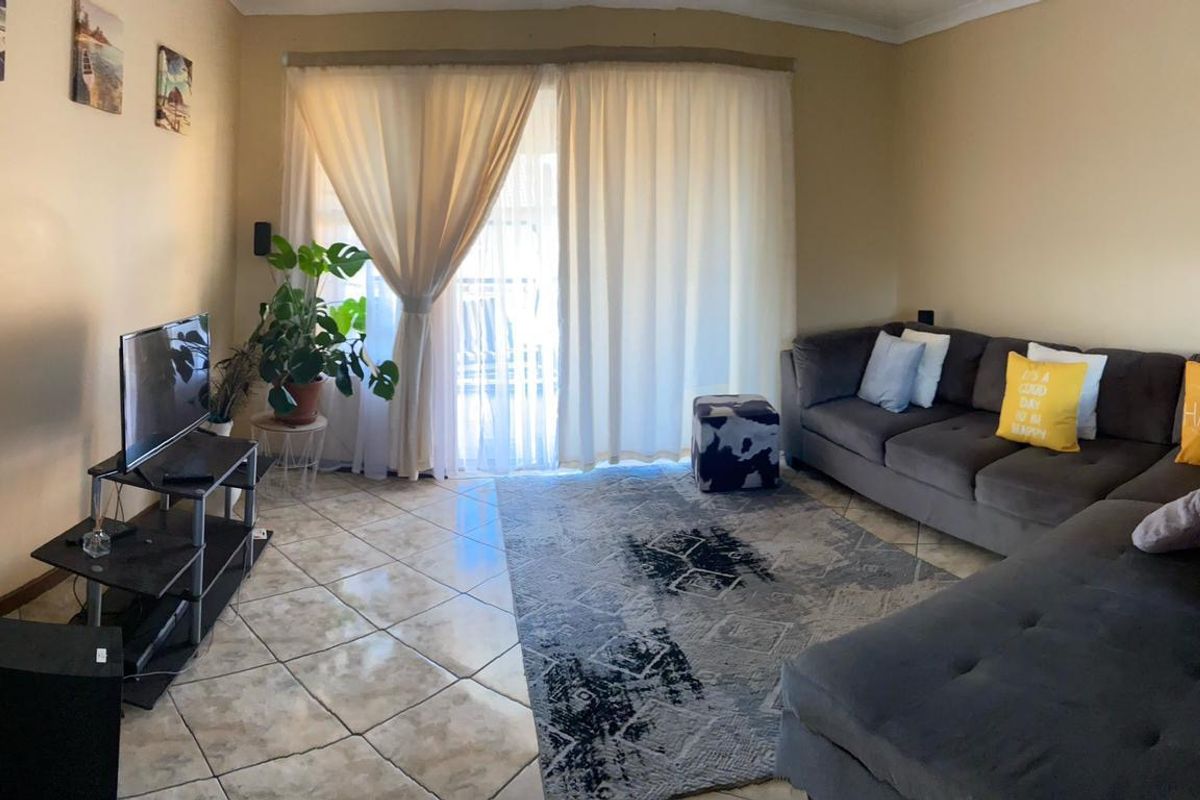 Stunning 2 bedroom upstairs unit in Rand Collier complex,Denneoord ext 9 - Photo 5