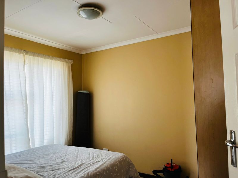 Stunning 2 bedroom upstairs unit in Rand Collier complex,Denneoord ext9 - Photo 9