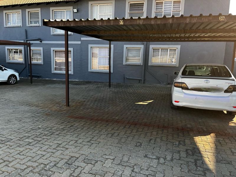 Gorgeous 2 bedroom upstairs unit in Rand Collier complex,Denneoord ext 9 - Photo 10