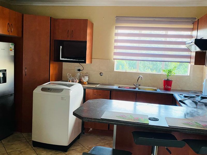 Stunning 2 bedroom upstairs unit in Rand Collier complex,Denneoord ext9 - Photo 10