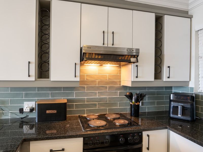 Stylish Coastal Retreat – Fully Furnished & Move-In Ready - Photo 9