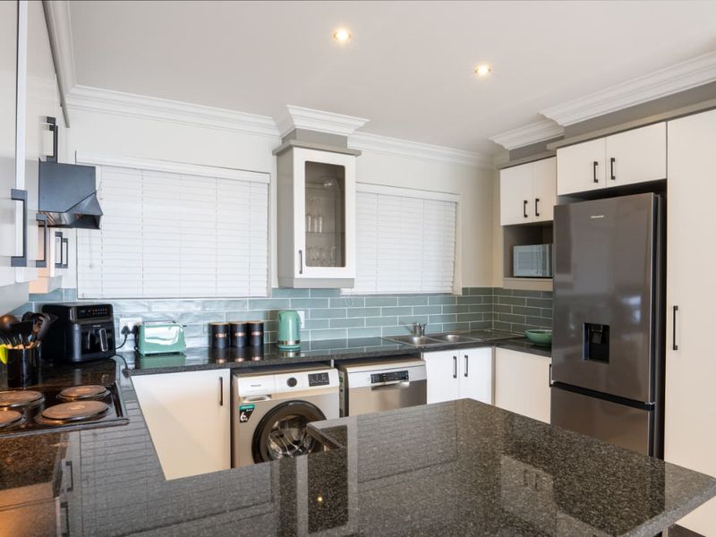 Stylish Coastal Retreat – Fully Furnished & Move-In Ready - Photo 10