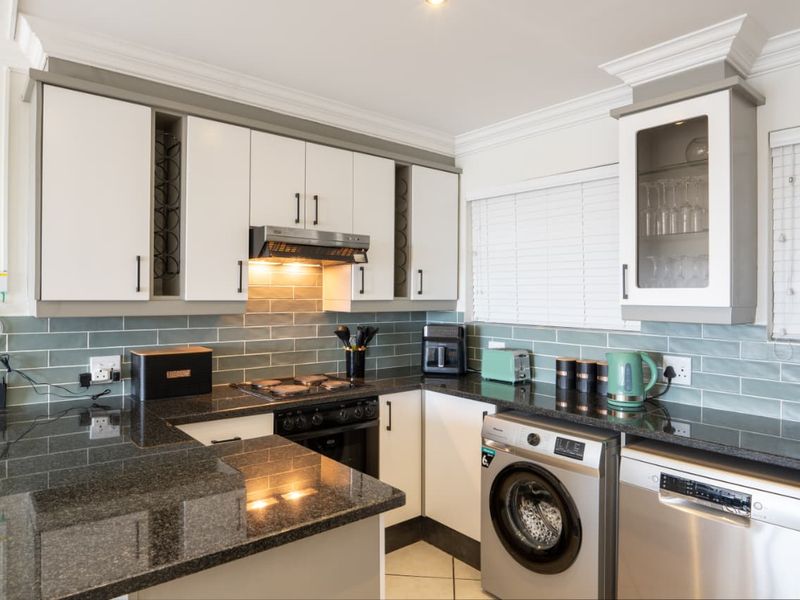 Stylish Coastal Retreat – Fully Furnished & Move-In Ready - Photo 8