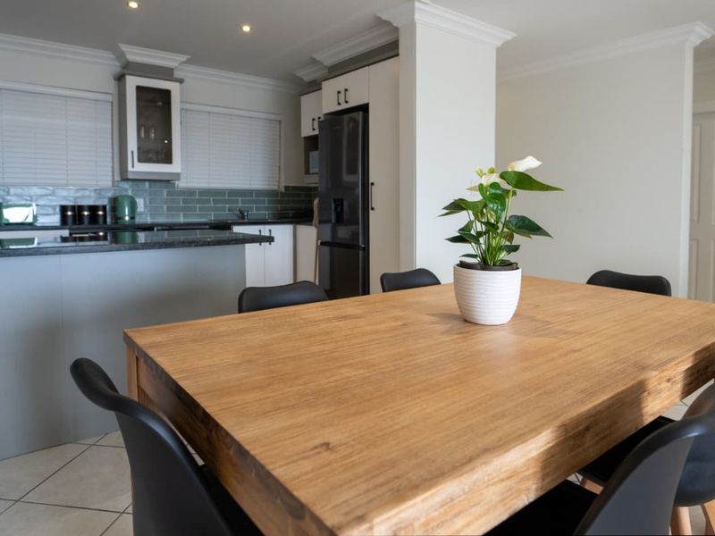 Stylish Coastal Retreat – Fully Furnished & Move-In Ready - Photo 7