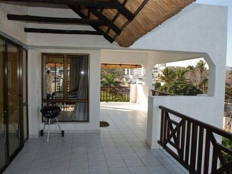 Sophisticated Coastal Penthouse Overlooking the Sea - Photo 7