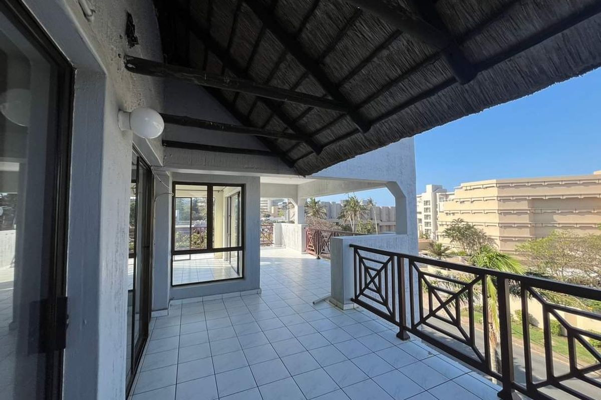 Sophisticated Coastal Penthouse Overlooking the Sea - Photo 5