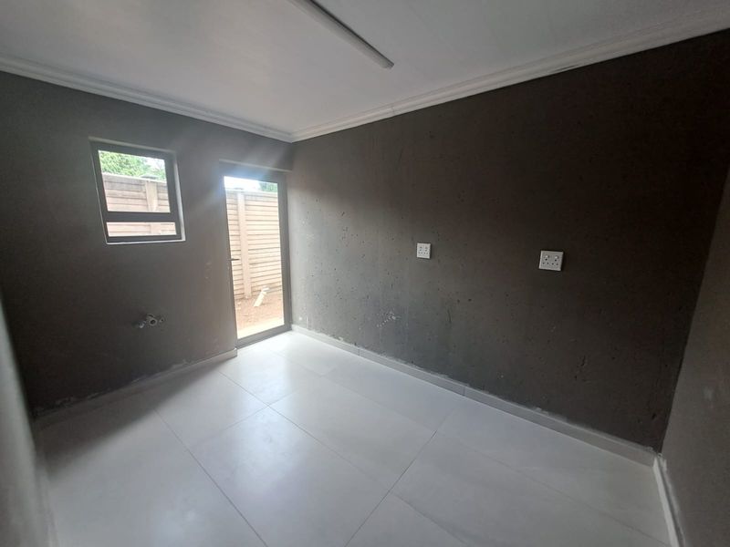 NEWLY BUILT 4 Bedroom Modern Family Home in Arcon Park. In a secure and exclusive complex. - Photo 9