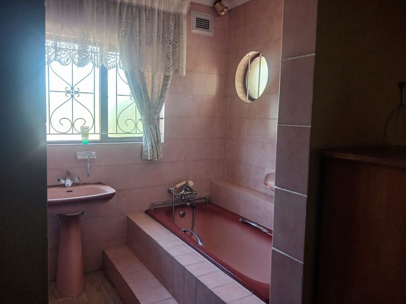 Expansive Family Double Storey  Home - Photo 5