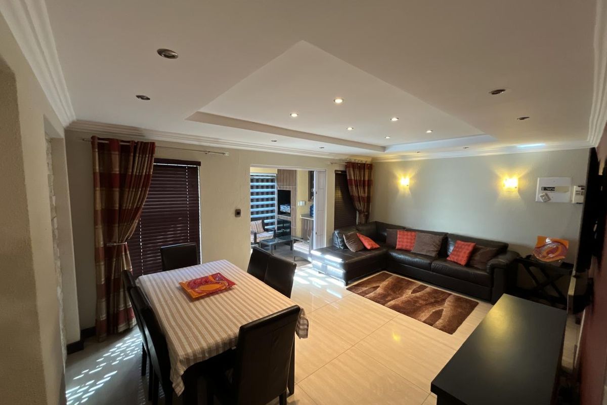 Modern 3 bedroom property for sale in Vaalpark, popular complex, with easy river access and close to - Photo 3