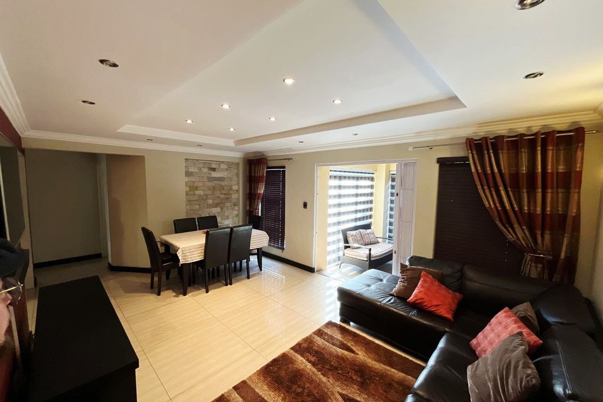 Modern 3 bedroom property for sale in Vaalpark, popular complex, with easy river access and close to - Photo 2