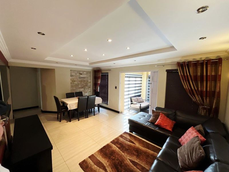 Modern 3 bedroom property for sale in Vaalpark, popular complex, with easy river access and close to - Photo 2