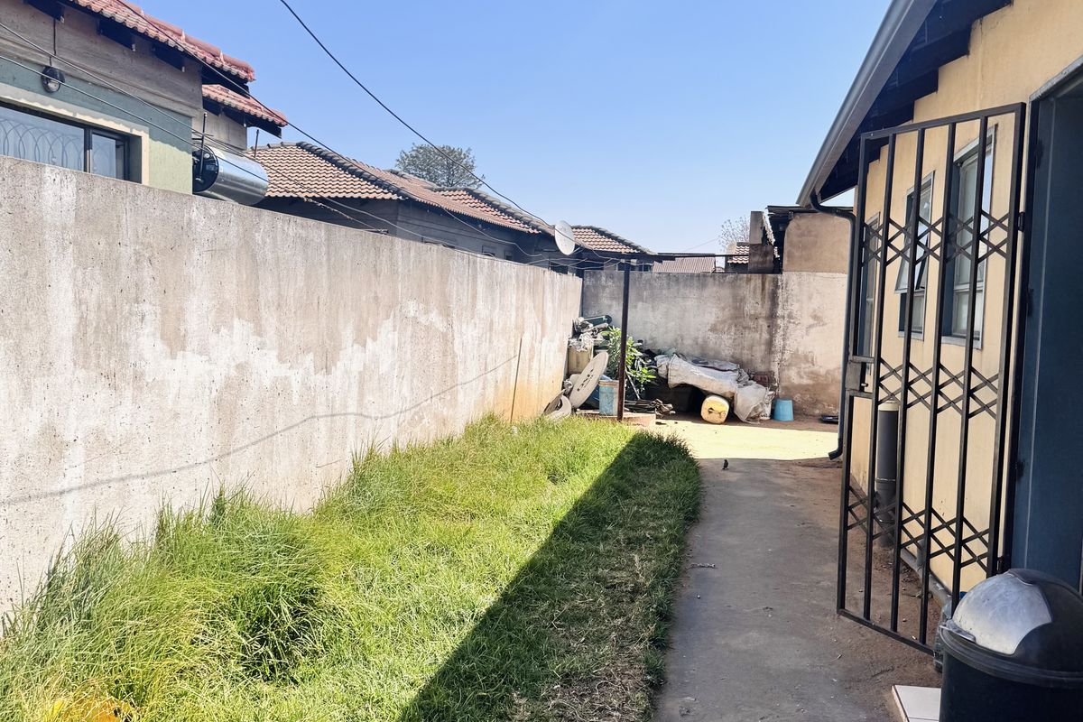 Sole Mandate! Spacious 3-Bedroom Home with Big Yard, Carport and Safe Location - Photo 2