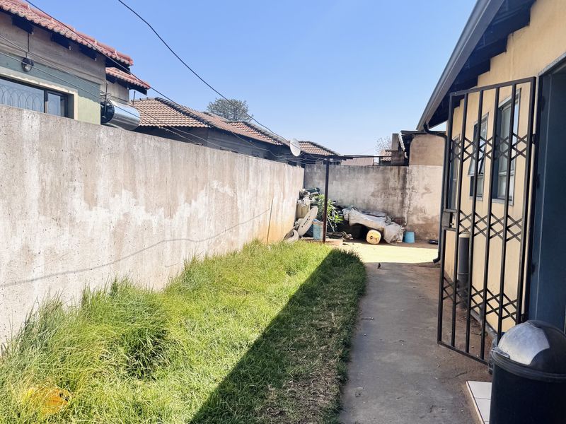 Sole Mandate! Spacious 3-Bedroom Home with Big Yard, Carport and Safe Location - Photo 2