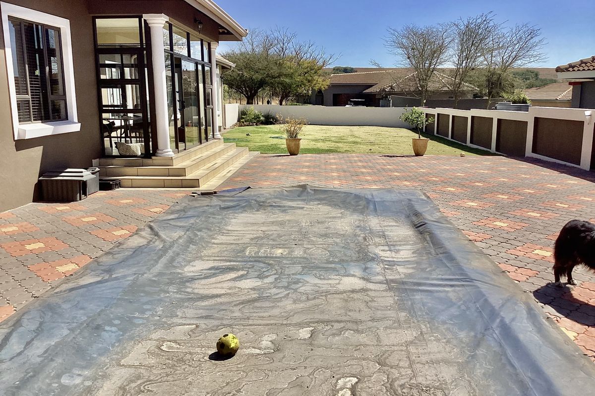 House in Bankenveld golfing security estate. - Photo 4