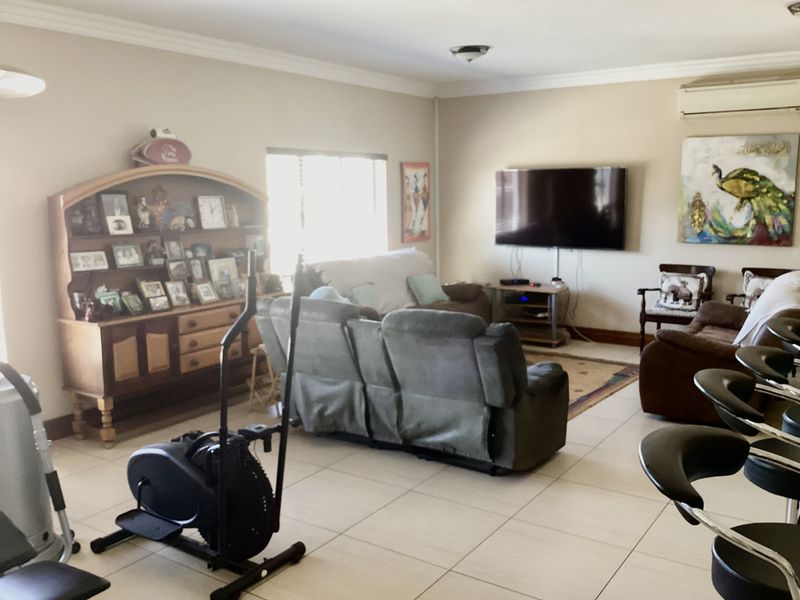 House in Bankenveld golfing security estate. - Photo 8