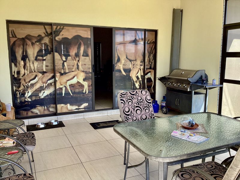 House in Bankenveld golfing security estate. - Photo 6