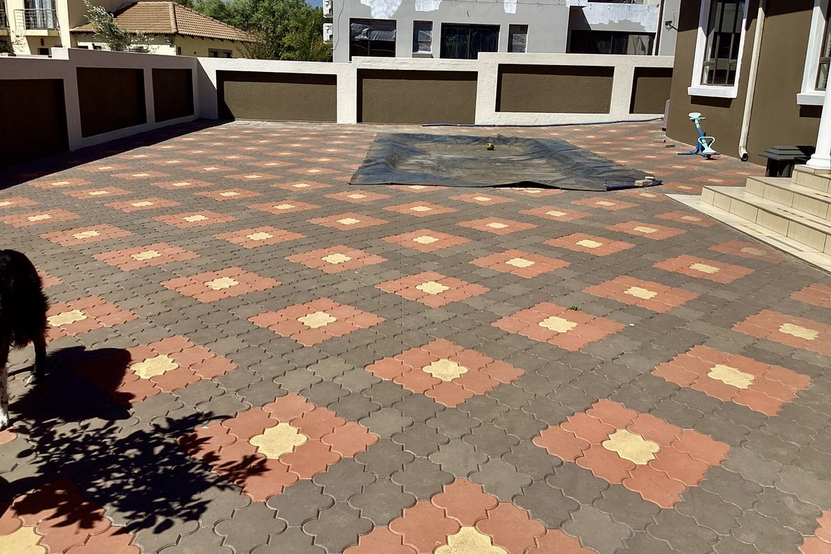 House in Bankenveld golfing security estate. - Photo 5