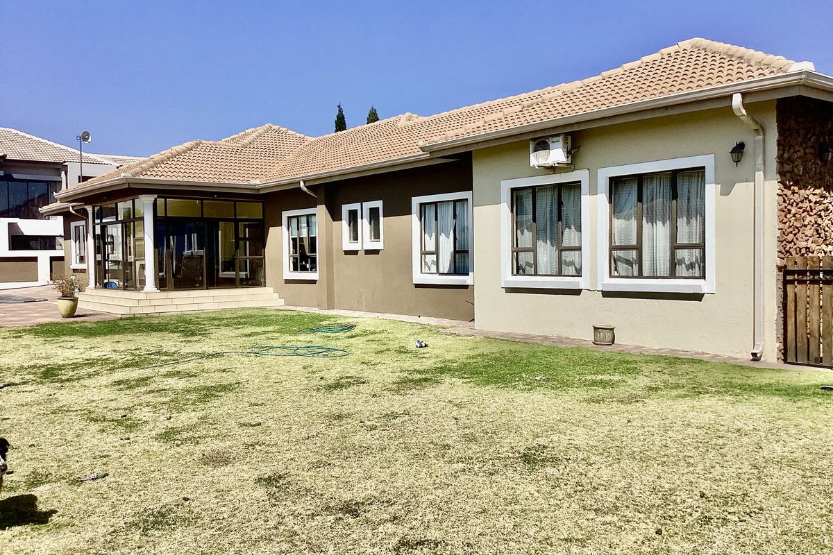 House in Bankenveld golfing security estate. - Photo 2